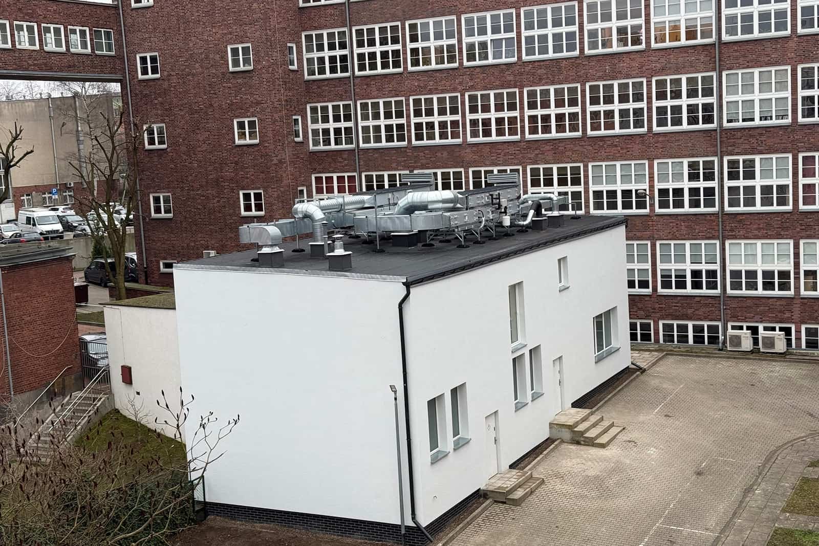 Nowy budynek techniczny z instalacją wentylacji na dachu